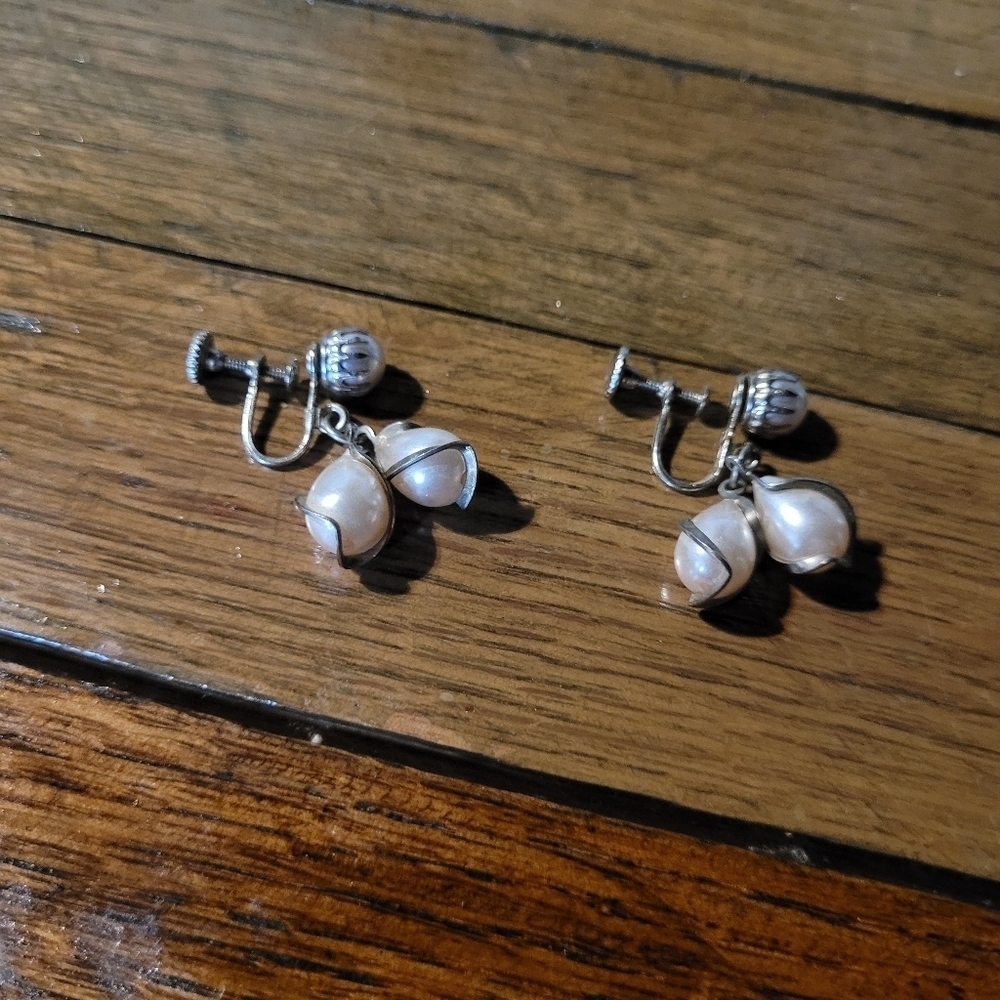 Adjustable pearl droplet earrings